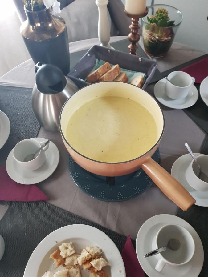 Petite Maison Sur La Colline Du Gibloux: 1Chambre,1 Salon Et Salle De Bain Prives Au Rez De Chausse, Piscine Exterieur Et Bbq , Le Chatelard  ภายนอก รูปภาพ